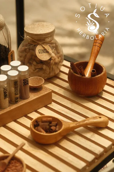 Jengibre en frasco polvos y semillas